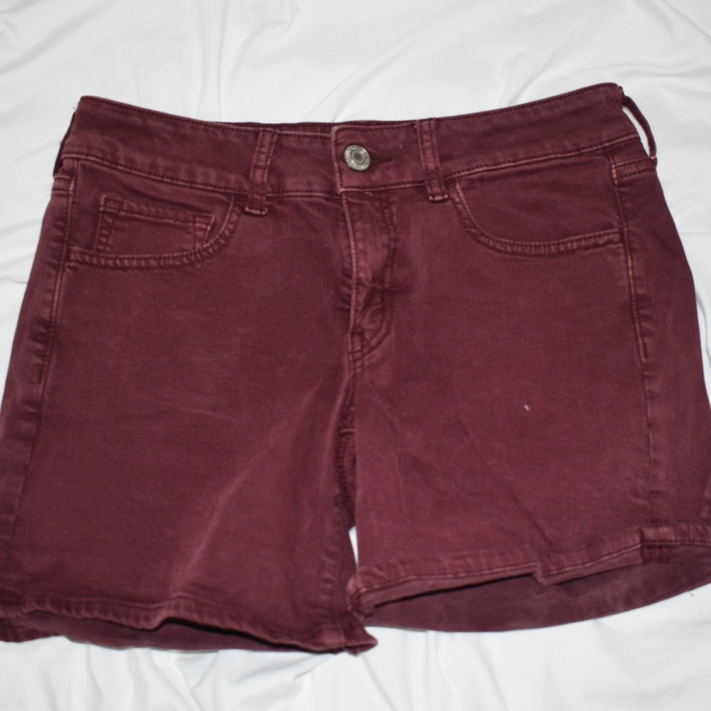 American Eagle maroon shorts